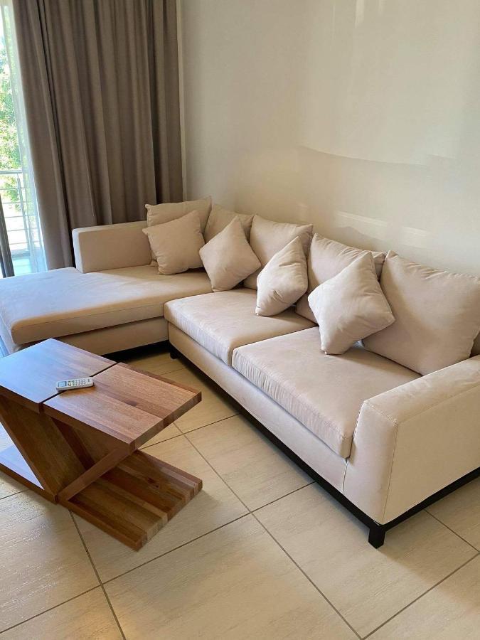 Westwood Apartments Flic-en-Flacq Esterno foto