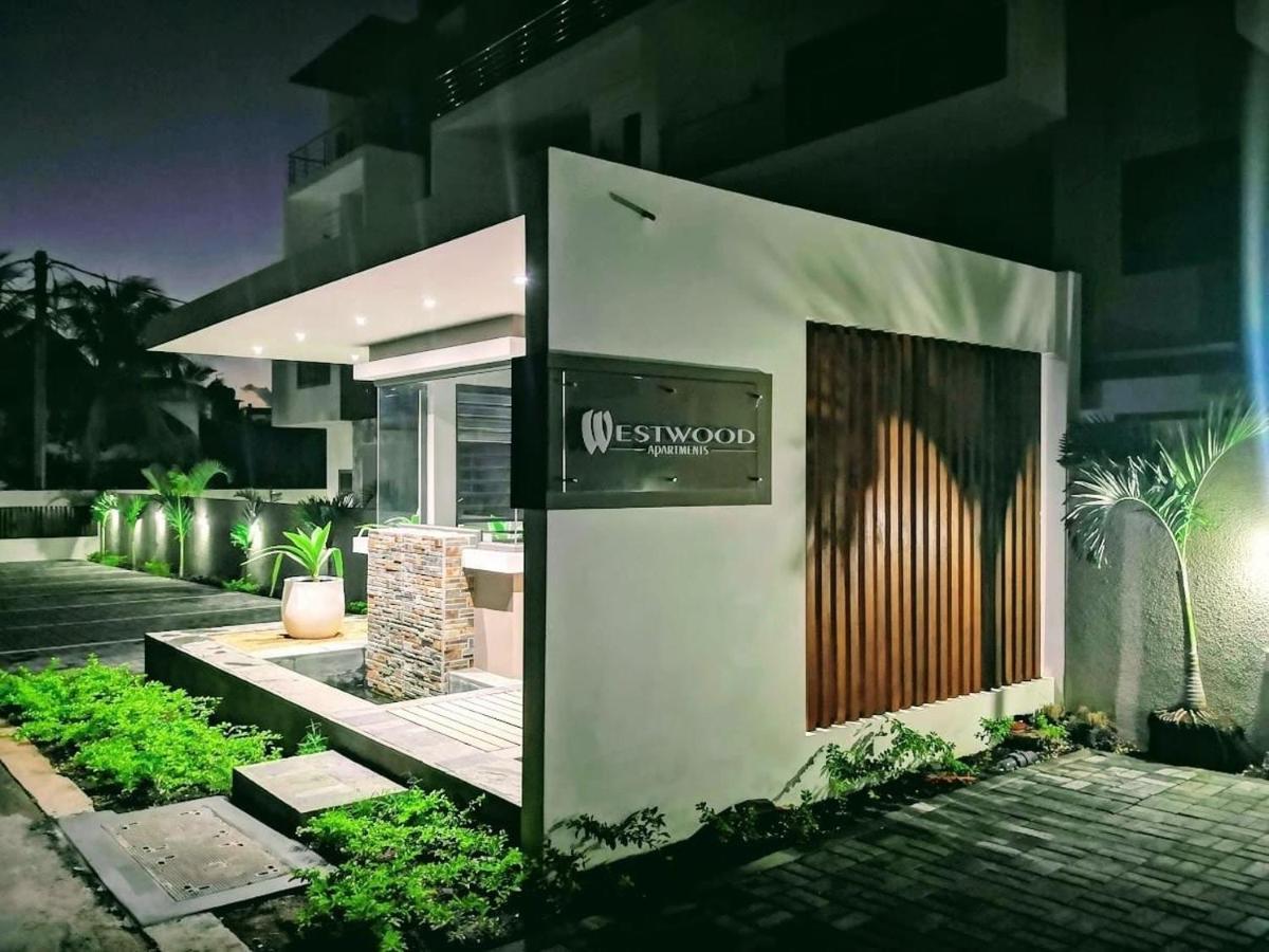 Westwood Apartments Flic-en-Flacq Esterno foto