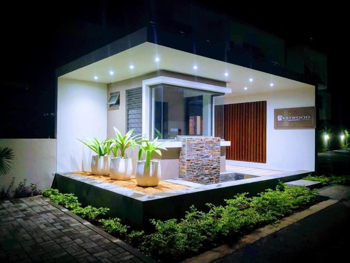 Westwood Apartments Flic-en-Flacq Esterno foto